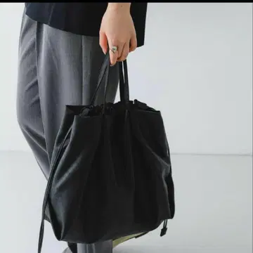 블랙 합성피혁 토트백 드로우스트링
