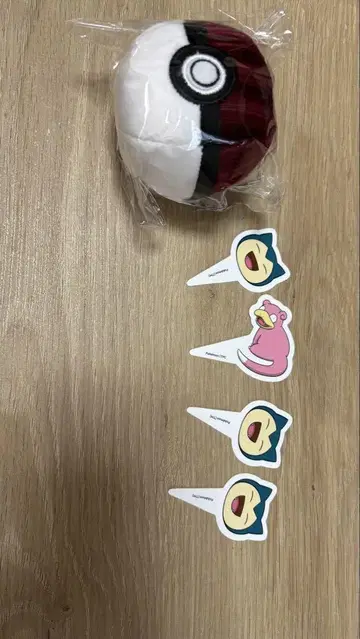 포켓몬 볼 봉제 인형과 스티커 세트