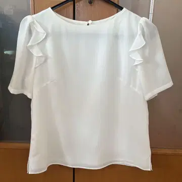 핑키앤다이안 프릴 화이트 반팔 셔츠