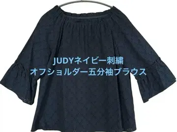 JUDY 네이비 자수 오프숄더 5부 소매 블라우스