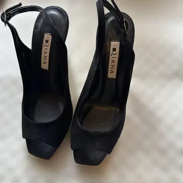 다이애나 블랙 스웨이드 오픈토 샌들