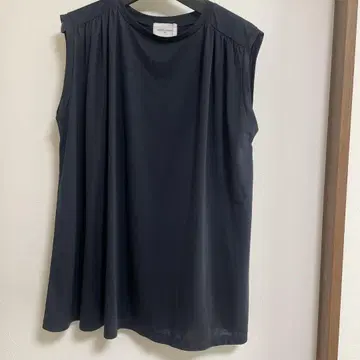 민소매 다크 네이비 상의