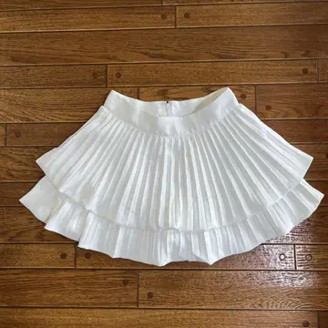 화이트 플리츠 스커트