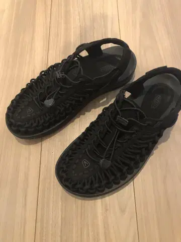 keen 블랙 스포츠 샌들 24