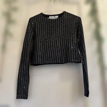 [새상품] ZARA 스팽글 장식 블랙 크롭 탑 S