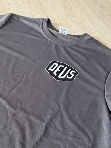 [미사용 새상품] 데우스 DEUS 티셔츠 차콜 그레이 (XL)