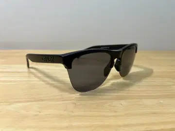 OAKLEY 프로그스킨 라이트 매트블랙 그레이 렌즈