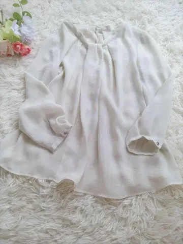화이트 쉬폰 긴팔 블라우스