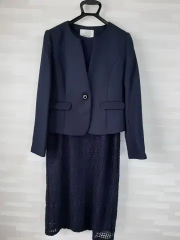 네이비 자켓과 레이스 드레스 세트