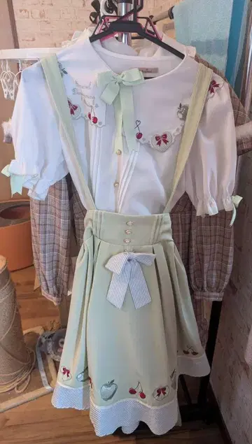 Amavel 민트 그린 프릴 블라우스, 스커트