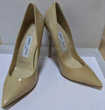 JIMMY CHOO 지미추 베이지 패턴트 레더 22.5cm