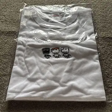 잘못해서 겹쳐버린 화이트 T셔츠