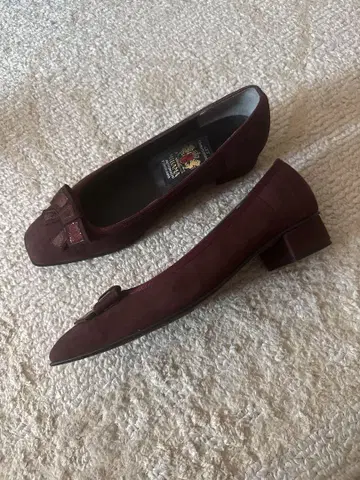 [새상품급] 버건디 리본 포함 플랫 펌프스 미하마 23.5cm