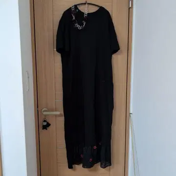 MUVEIL 블랙 자수 롱 원피스와 목걸이