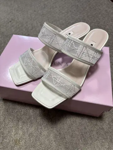 새상품 다이애나 펄 힐 샌들 S