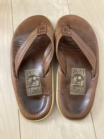 ISLAND SLIPPER 가죽 샌들 브라운