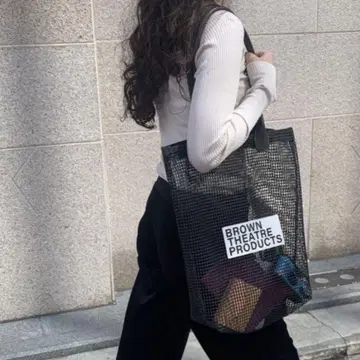 씨어터프로덕츠 BROWN 네임 메쉬 토트 블랙