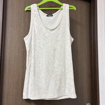 Tornado Mart 베이지 화이트 탱크탑 L 1개 가지고 계신가요