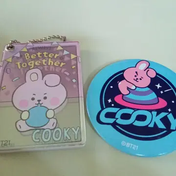 COOKY 거울 키링과 캔뱃지 세트