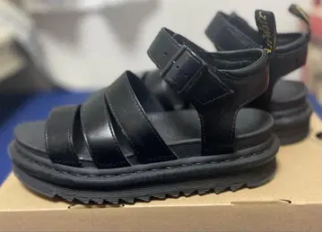 Dr. Martens 블랙 스트랩 샌들
