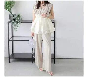 베이지 레이어드 팬츠 셋업 에밀리 페플럼 상의