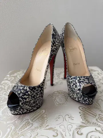 미사용 새상품 Christian Louboutin 오픈토 하이힐