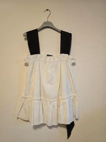 ROCHAS 화이트 슬리브리스 상의