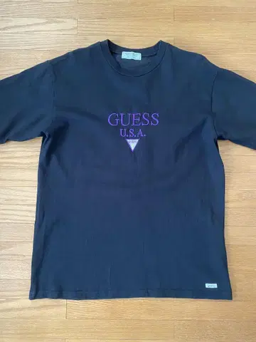새상품급 GUESS 자수 티셔츠 블랙