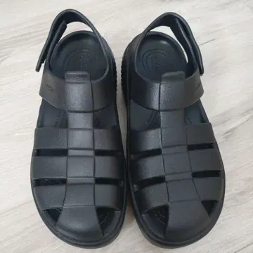 crocs 스톰프 피셔맨 통굽 샌들