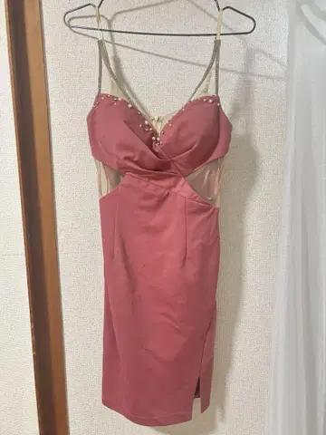 Jewels 비쥬 장식 컷아웃 핑크 드레스