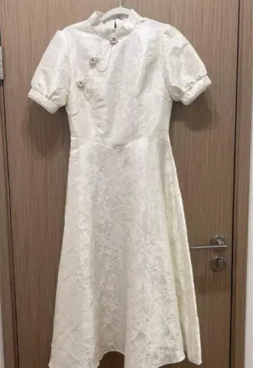 화이트 꽃무늬 자수 원피스