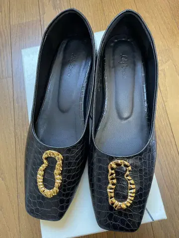 릴리 브라운 모티브 플랫슈즈 펌프스