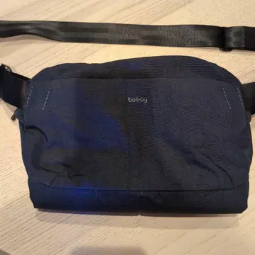 Bellroy 네이비 숄더백