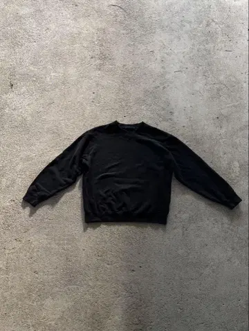 검은색 크루넥 장소매 트레이너