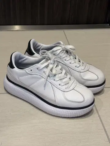 오니츠카타이거 데레시티 화이트 24cm