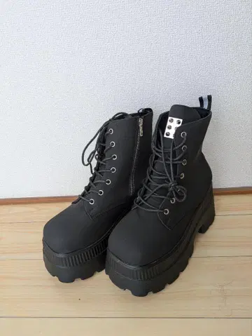 블랙 통굽 레이스업 부츠