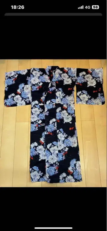 청색 배경에 흰색 꽃무늬의 유카타와 벨트 세트