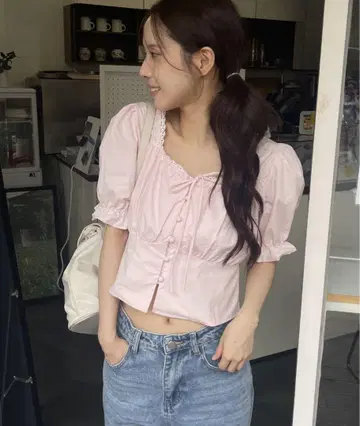 UNE MANSION 프릴 레이스 러블리 버튼 리본 스퀘어 블라우스