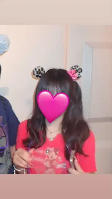 표범 무늬 핀, 핑크 리본 장식