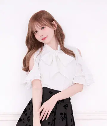 어깨 부분에 프릴이 달린 2웨이 블라우스