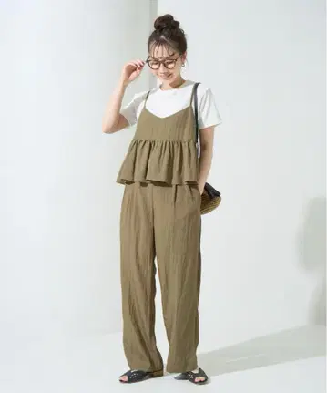올리브색 페플럼 톱과 팬츠 세트