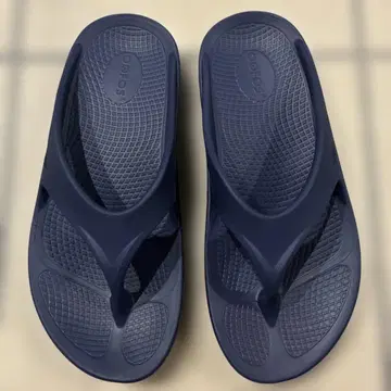 OOFOS 네이비 비치 샌들