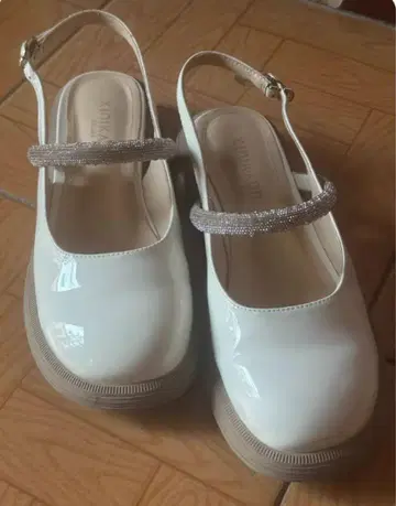 화이트 비즈 장식이 달린 샌들