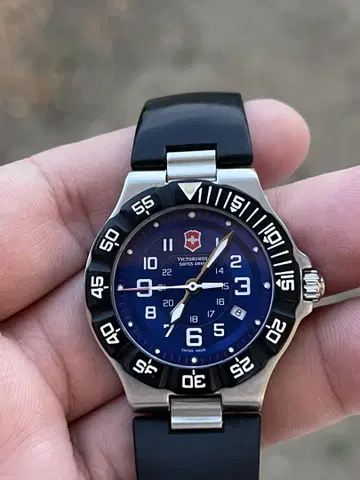 Victorinox 네이비 다이버즈 손목시계