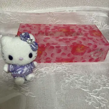 헬로키티 인형과 티슈 박스