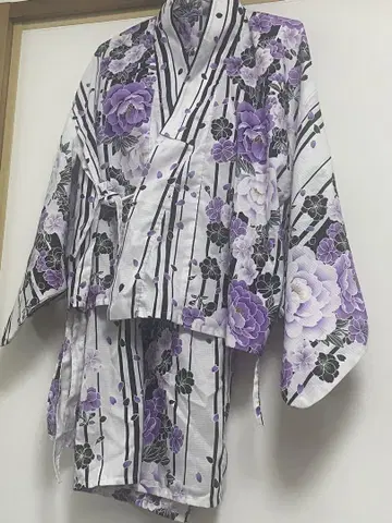보라색과 흰색 꽃무늬 유카타 세퍼레이트