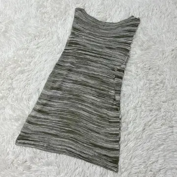 [ c5552 ] 새상품급 티셔츠 슬리브리스 카키 슬릿