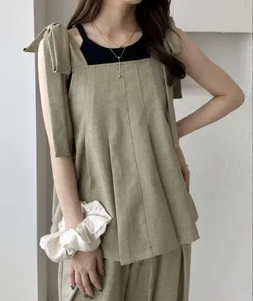 아프레 주르 클레어 어깨 리본 프릴 비스체