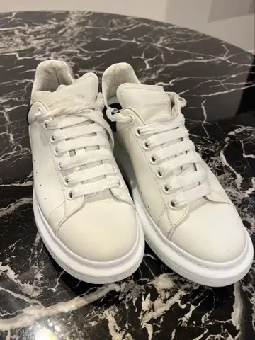 Alexander McQueen 화이트 스니커즈 42