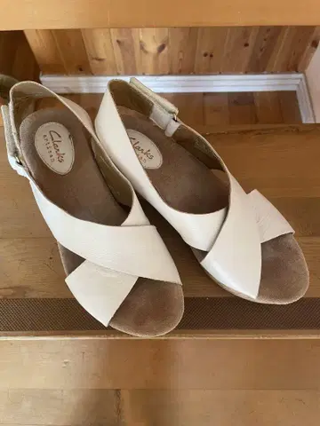 Clarks 크로스 스트랩 웨지 샌들